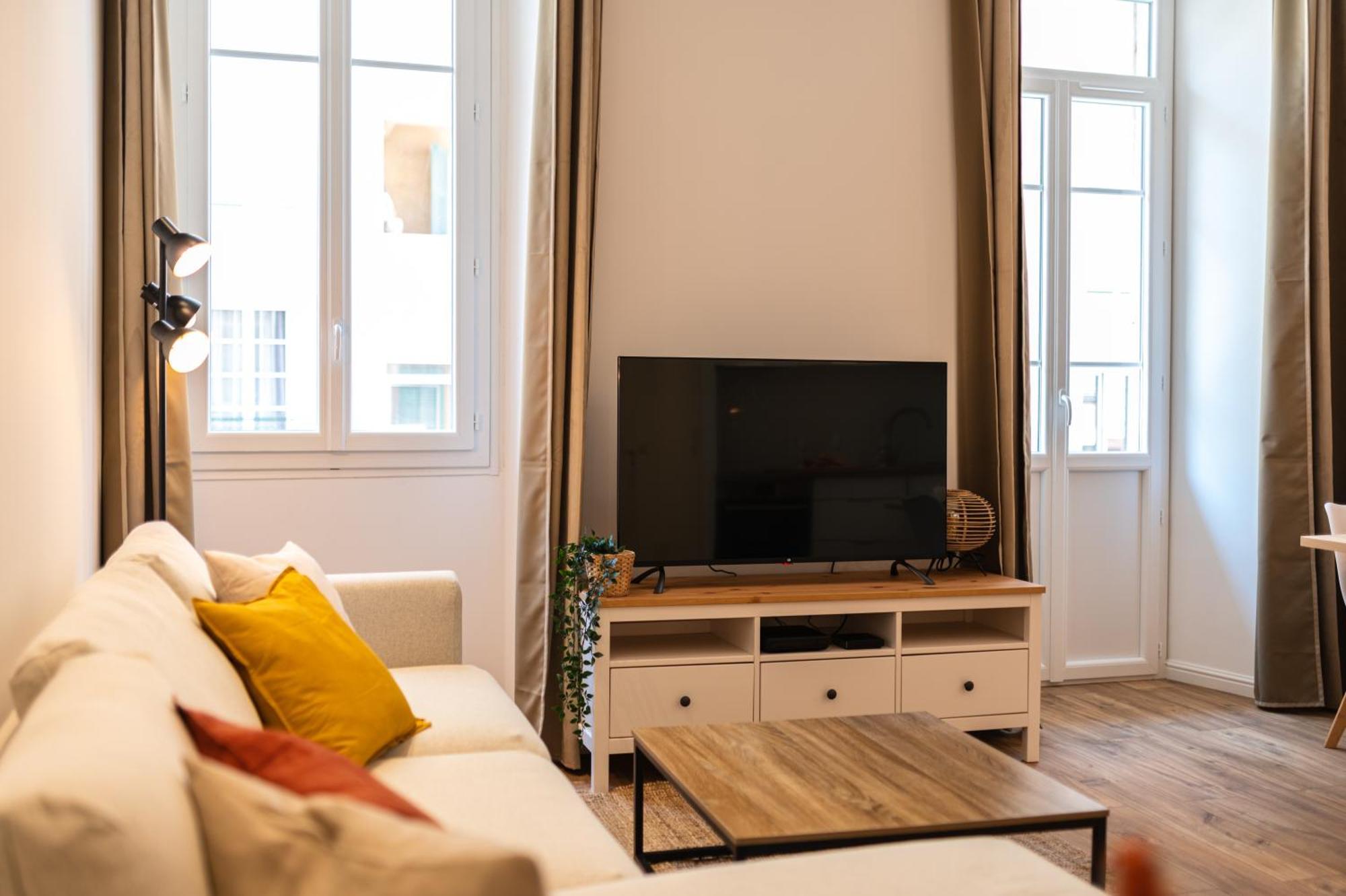 Appartement Magnifique 2p Avec Vue Sur Le Port De Nice